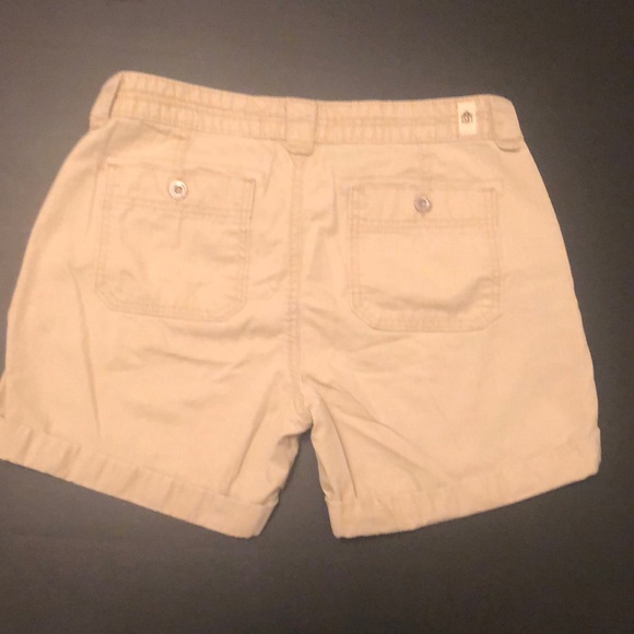 Women’s Levi’s khaki shorts - Picture 4 of 4